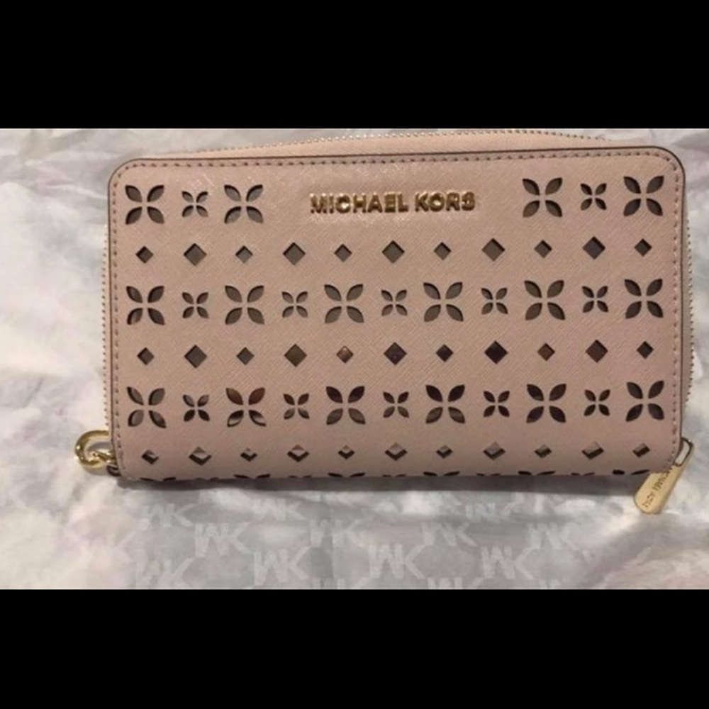Michael Kors Wristlet✨